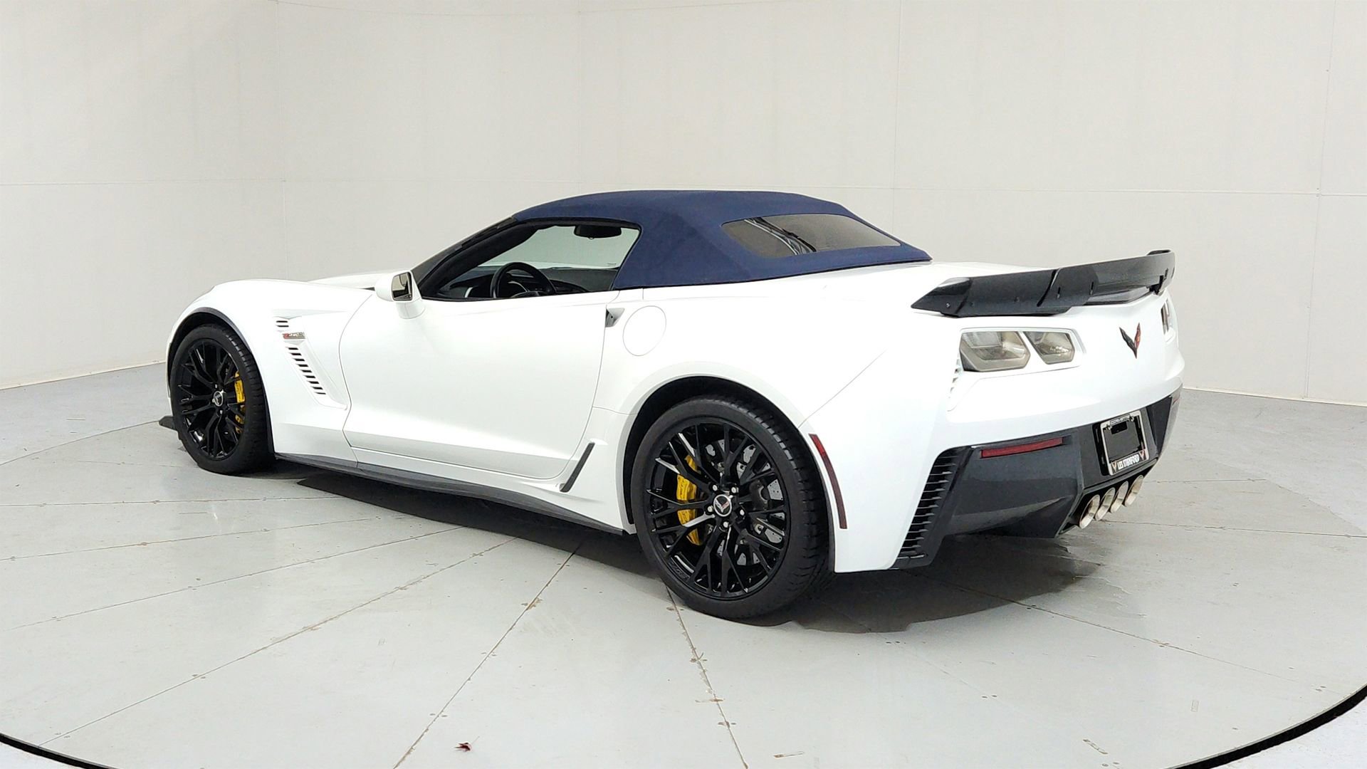 Certified 2015 Chevrolet Corvette Z06 w/ 3LZ Preferred Equipment Group RWD image 3
