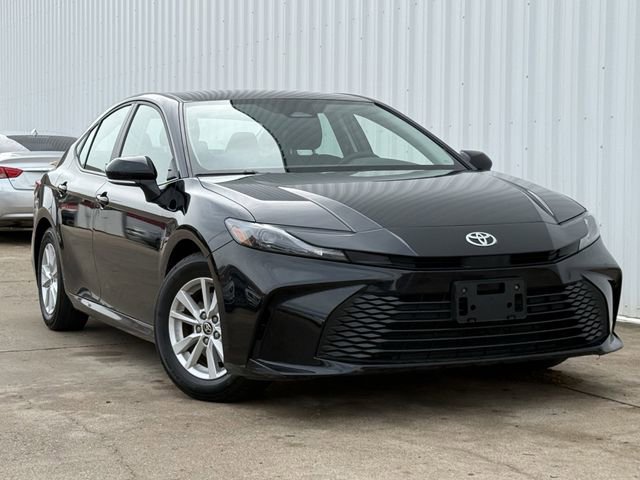 Used 2025 Toyota Camry LE image 2
