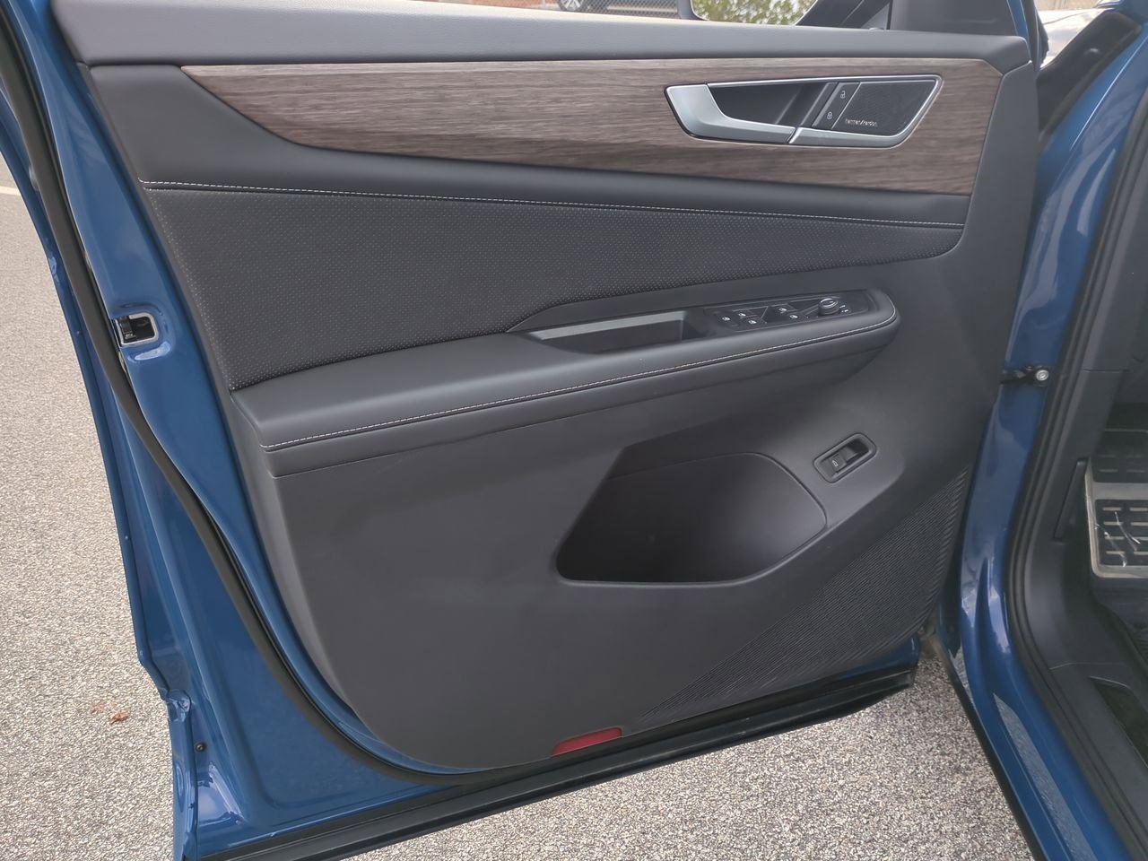 Used 2025 Volkswagen Atlas SEL Premium R-Line image 13