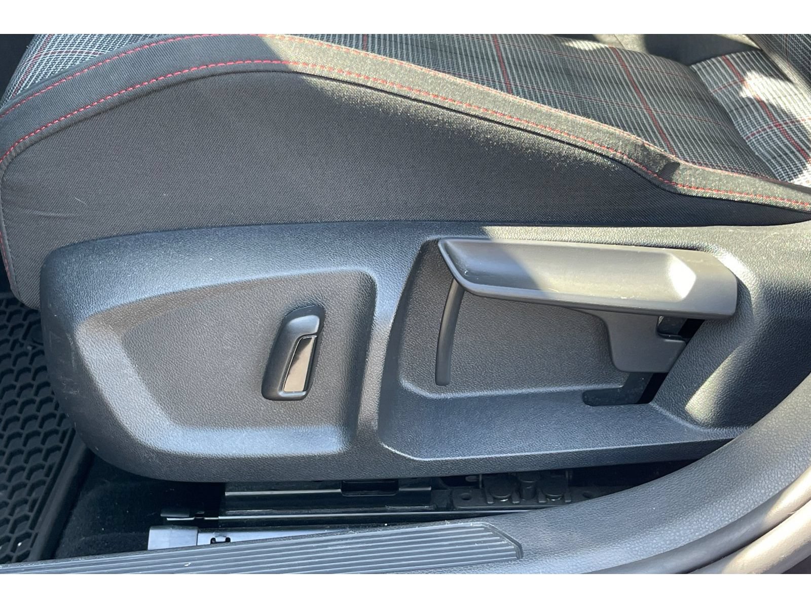 Used 2022 Volkswagen GTI SE FWD image 14