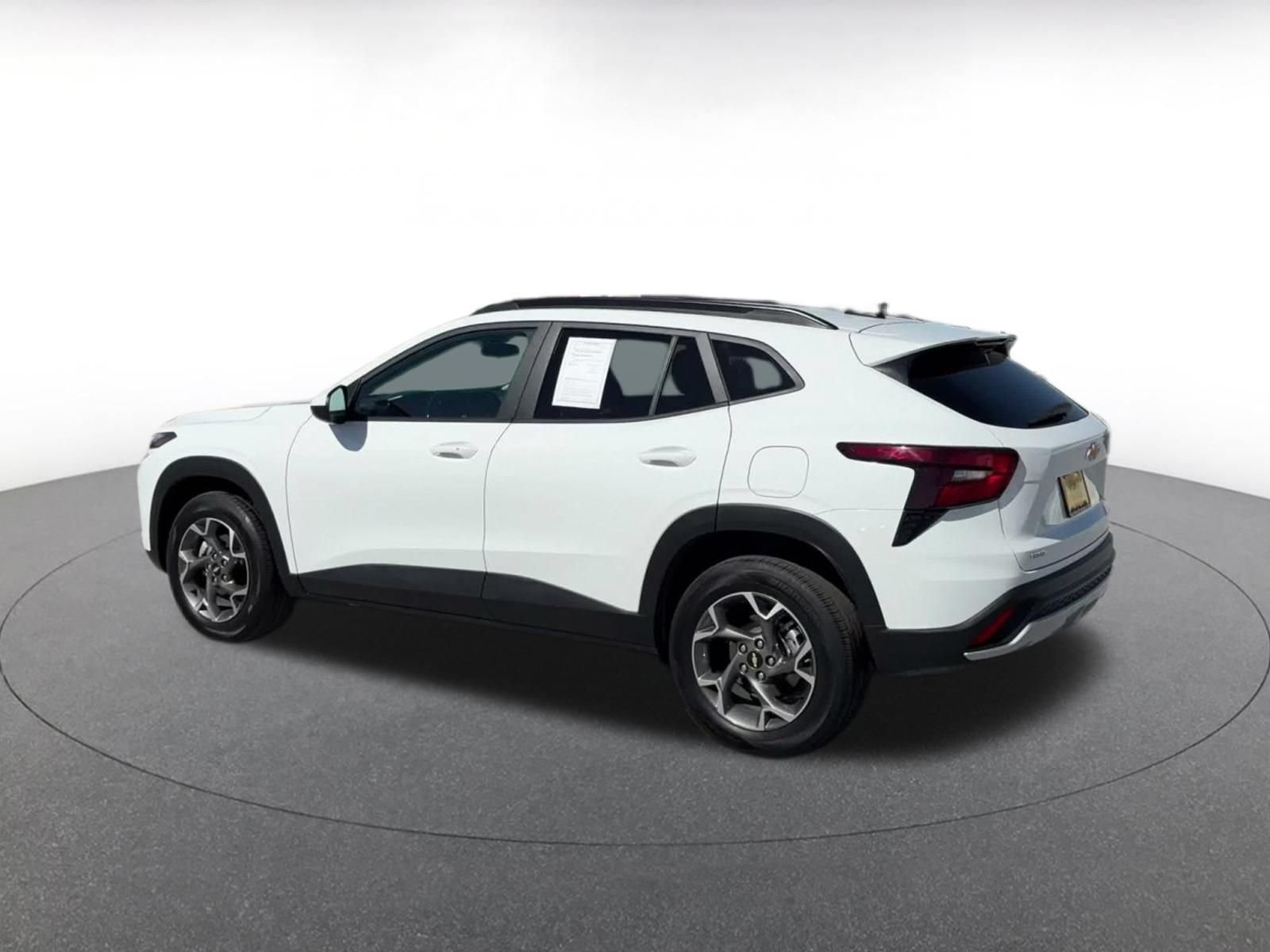 Used 2025 Chevrolet Trax LT w/ LT Convenience Package FWD image 8