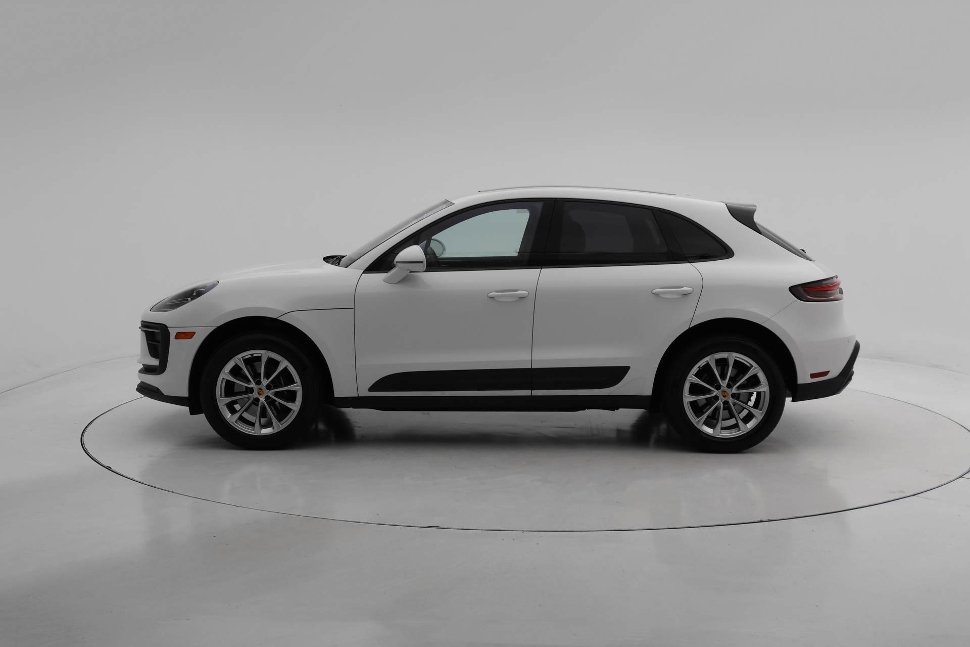 Certified 2024 Porsche Macan image 2