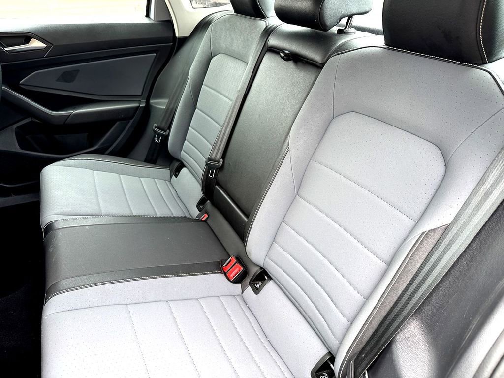 Used 2025 Volkswagen Jetta SE FWD image 27