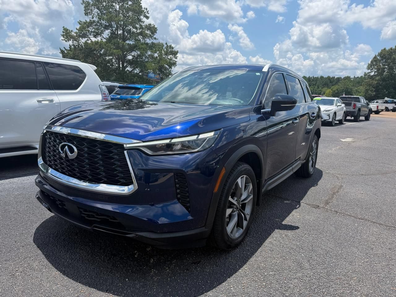 Used 2023 INFINITI QX60 Luxe w/ Cargo Package FWD image 2
