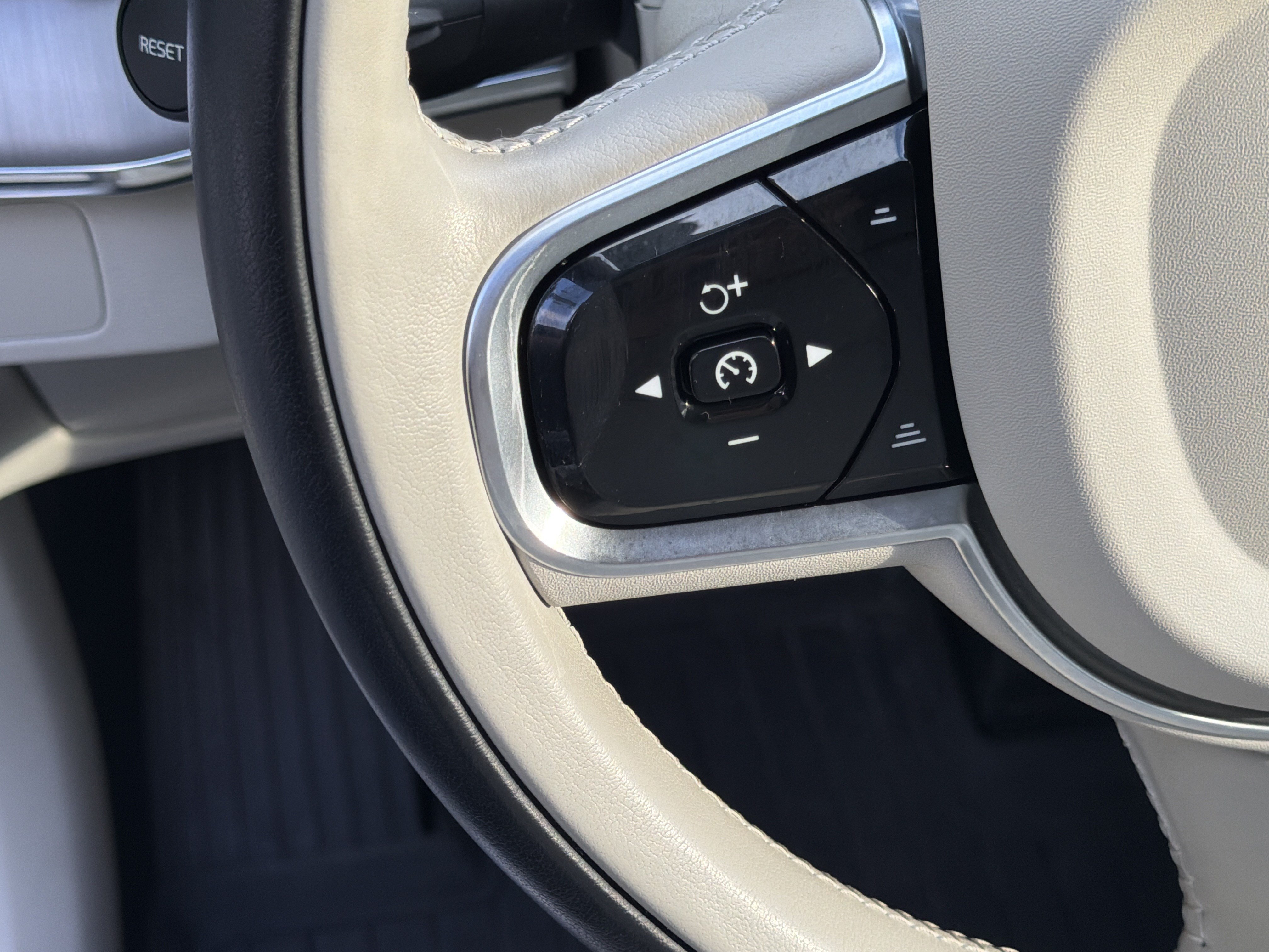 Certified 2023 Volvo XC90 B5 Core w/ Protection Package Premier AWD/4WD image 19