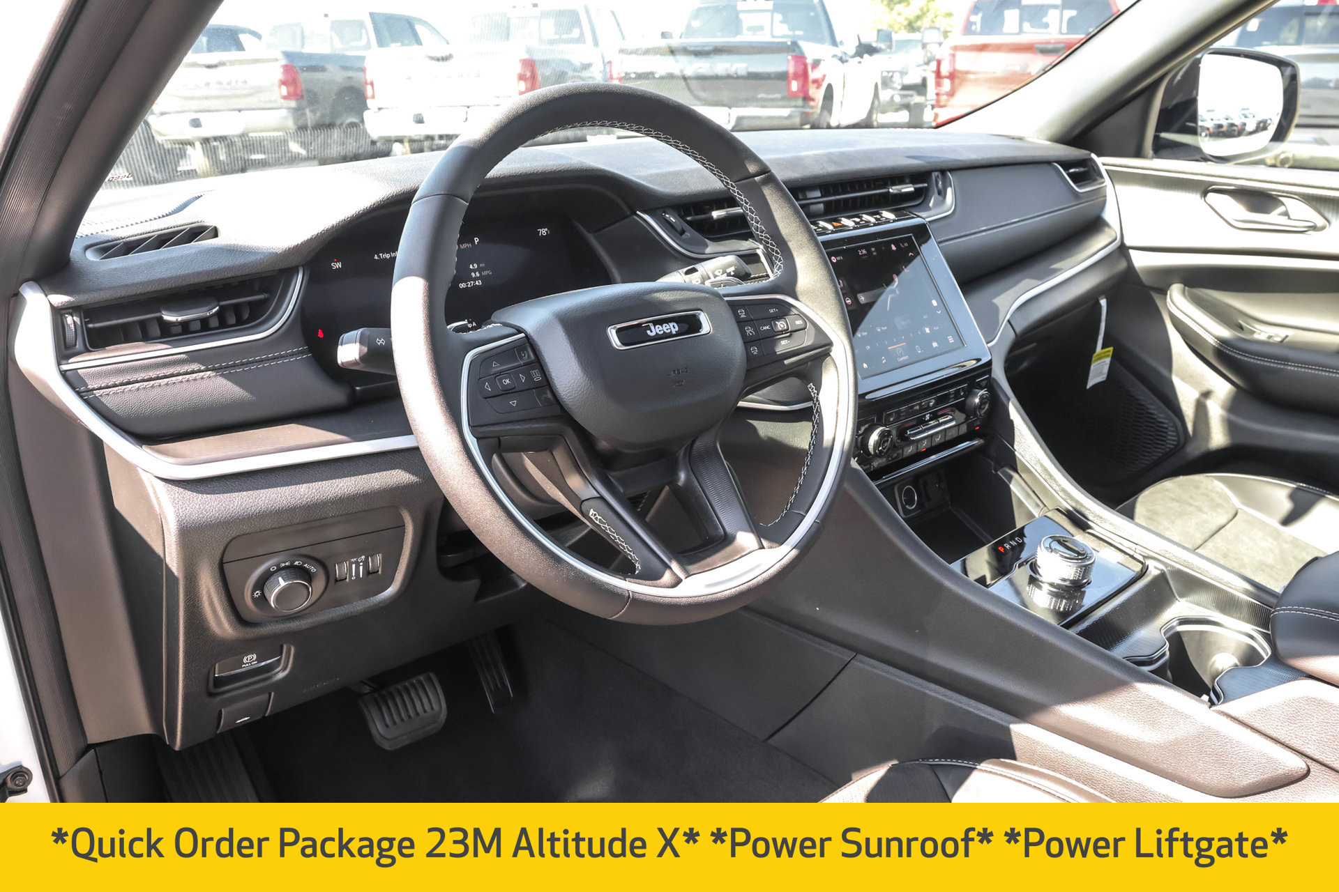 Used 2025 Jeep Grand Cherokee Altitude AWD/4WD image 5