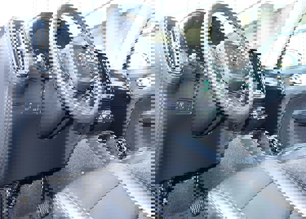 Used 2022 Volvo XC40 T4 Momentum image 34