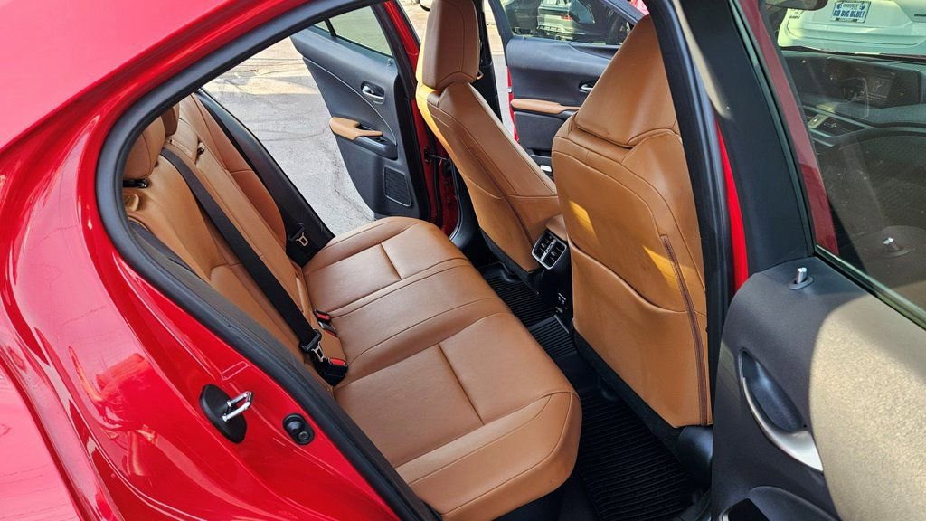 Used 2019 Lexus UX 250h w/ Premium Package image 10