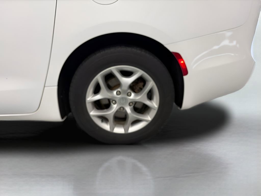Used 2019 Chrysler Pacifica Touring Plus FWD image 24