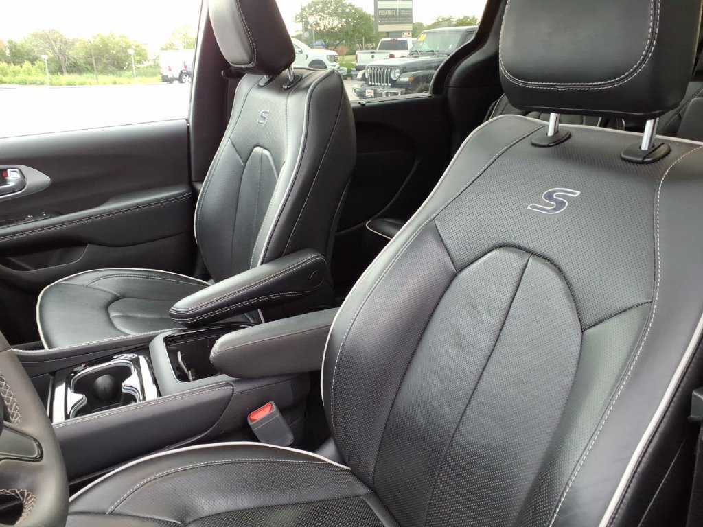 Certified 2025 Chrysler Pacifica Limited FWD image 10