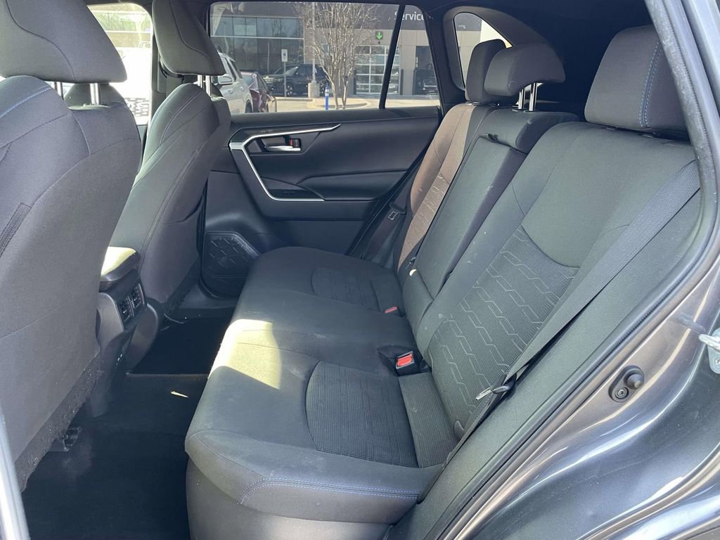 Used 2022 Toyota RAV4 SE image 3