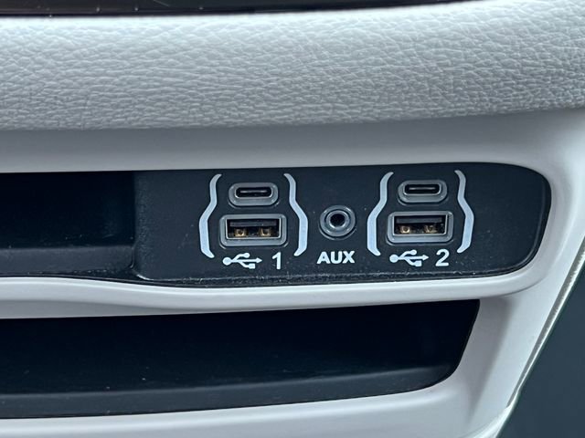 Used 2024 Chrysler Pacifica Touring-L FWD image 30