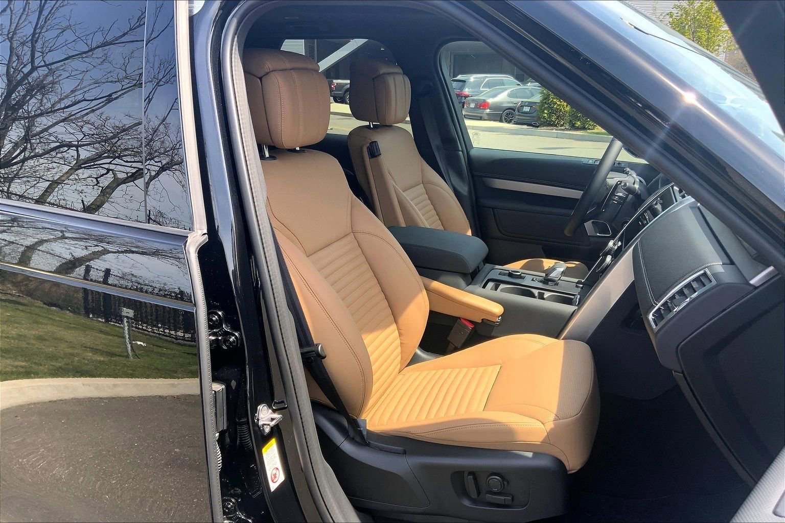 Used 2025 Land Rover Discovery Dynamic SE AWD/4WD image 8