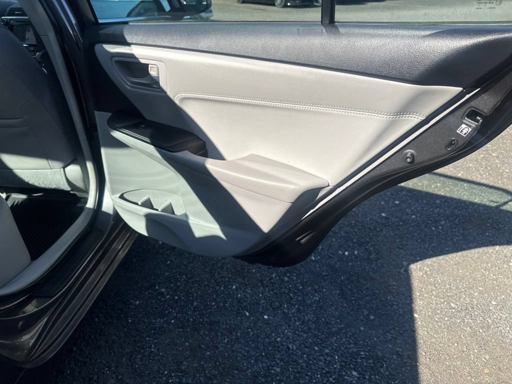 Used 2015 Toyota Camry XLE w/ Moonroof Package FWD image 35