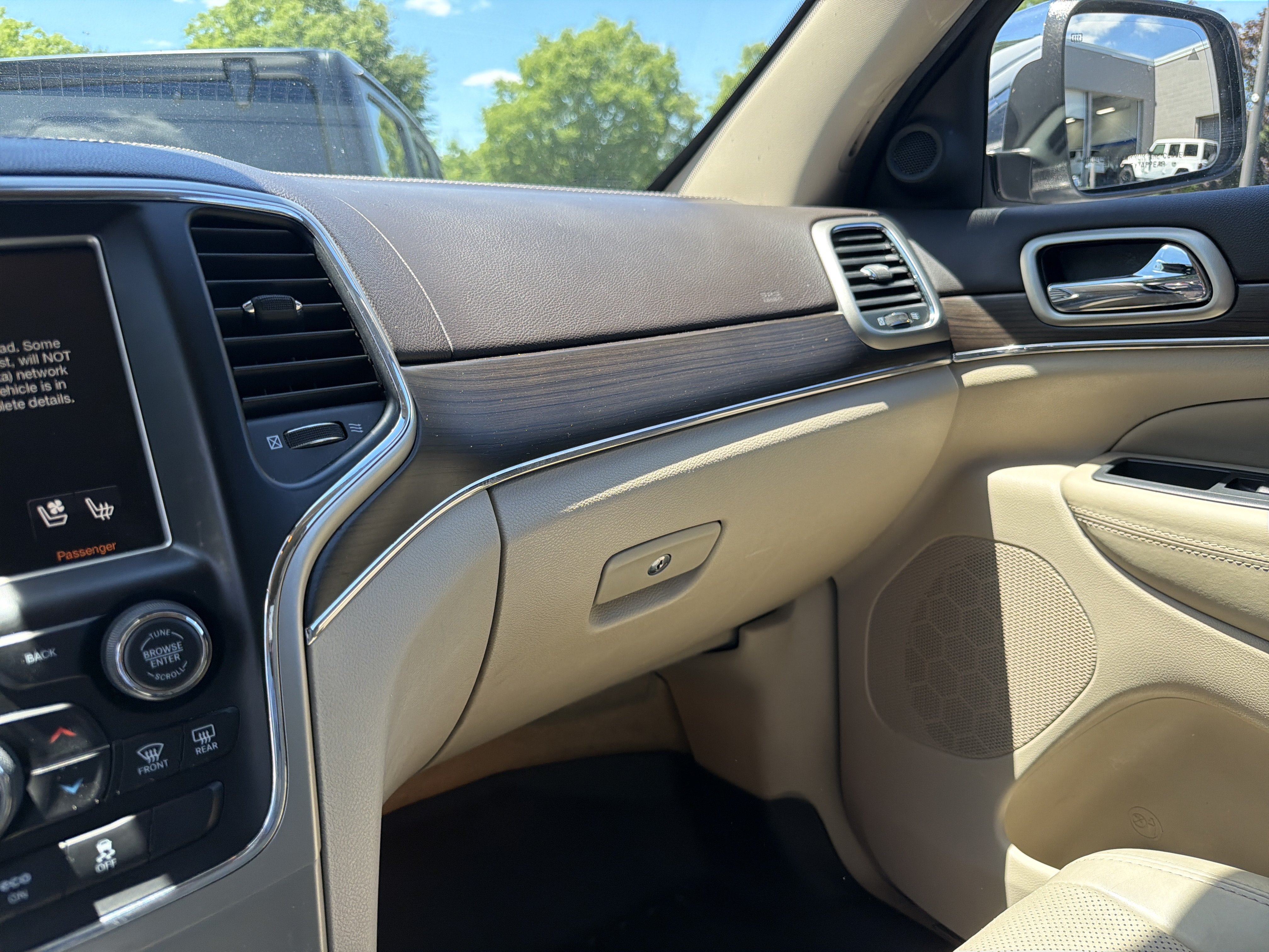 Used 2015 Jeep Grand Cherokee Overland w/ Advanced Technology Group AWD/4WD image 21