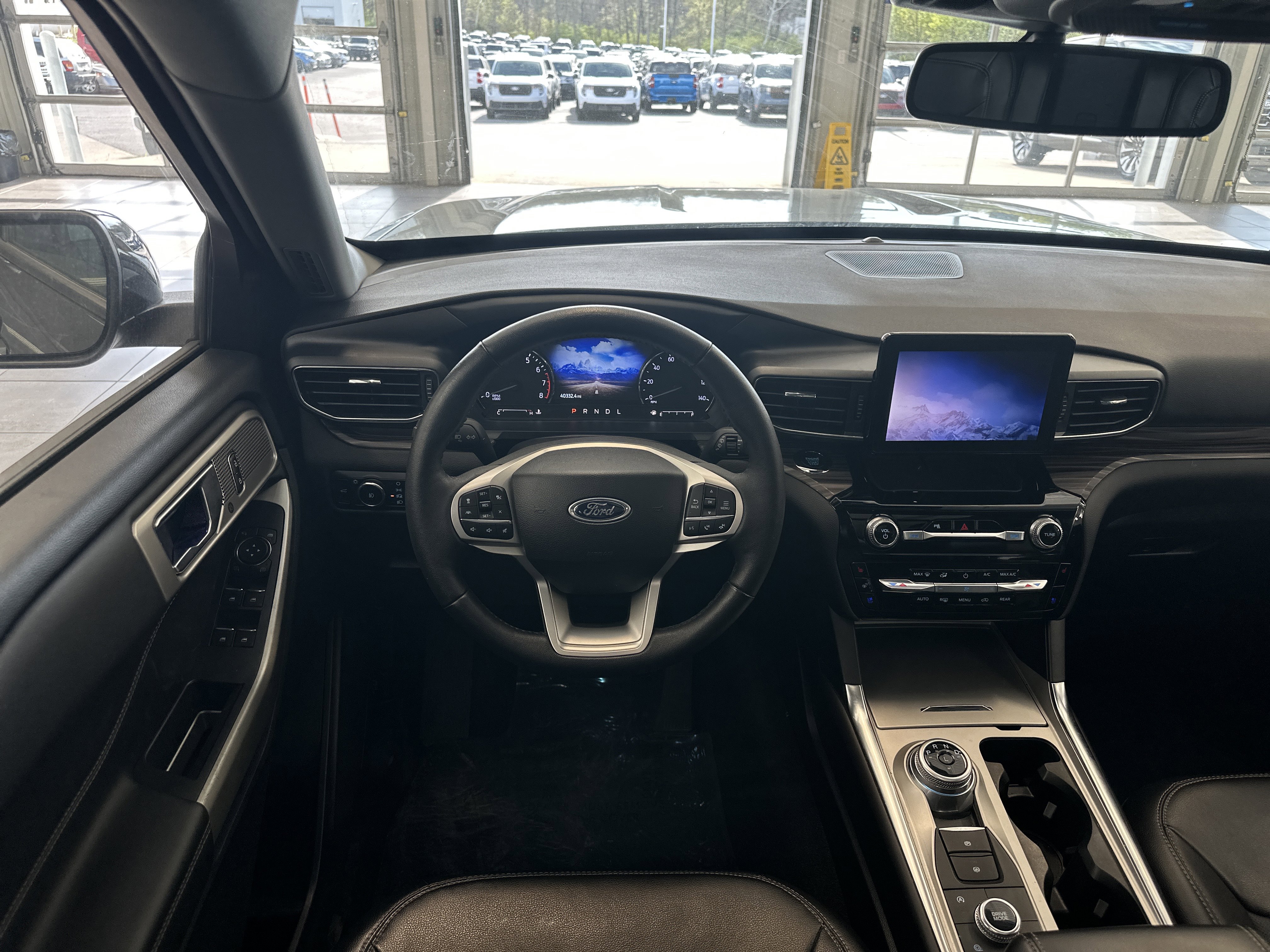 Used 2024 Ford Explorer Limited image 2