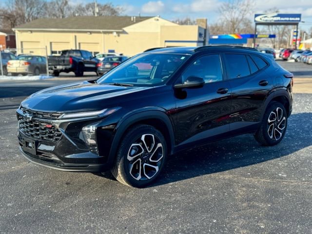 Used 2025 Chevrolet Trax RS w/ Sunroof Package image 3
