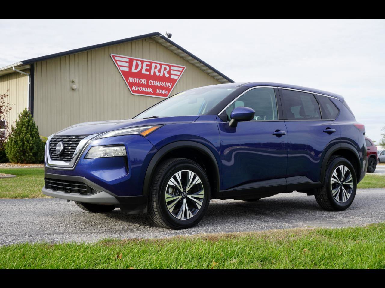 Used 2023 Nissan Rogue SV image 1
