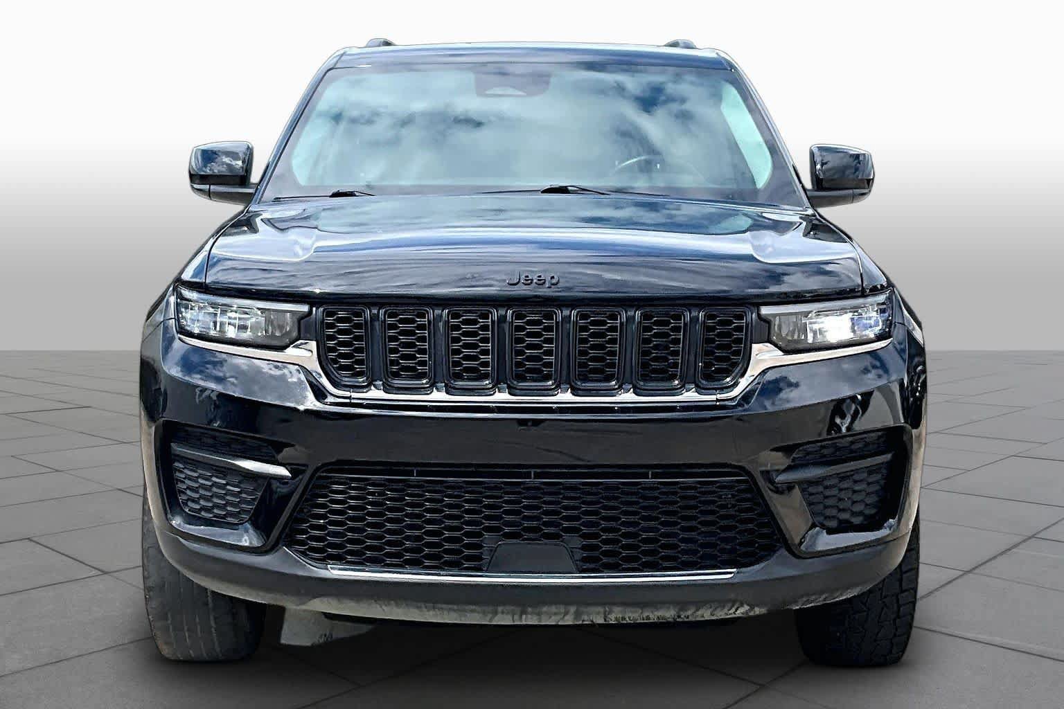 Used 2022 Jeep Grand Cherokee Laredo w/ Luxury Tech Group I AWD/4WD image 4