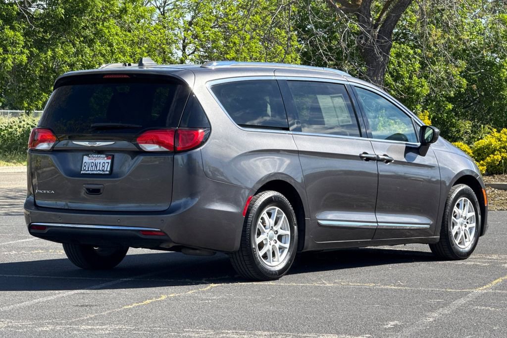 Used 2020 Chrysler Pacifica Touring-L image 4