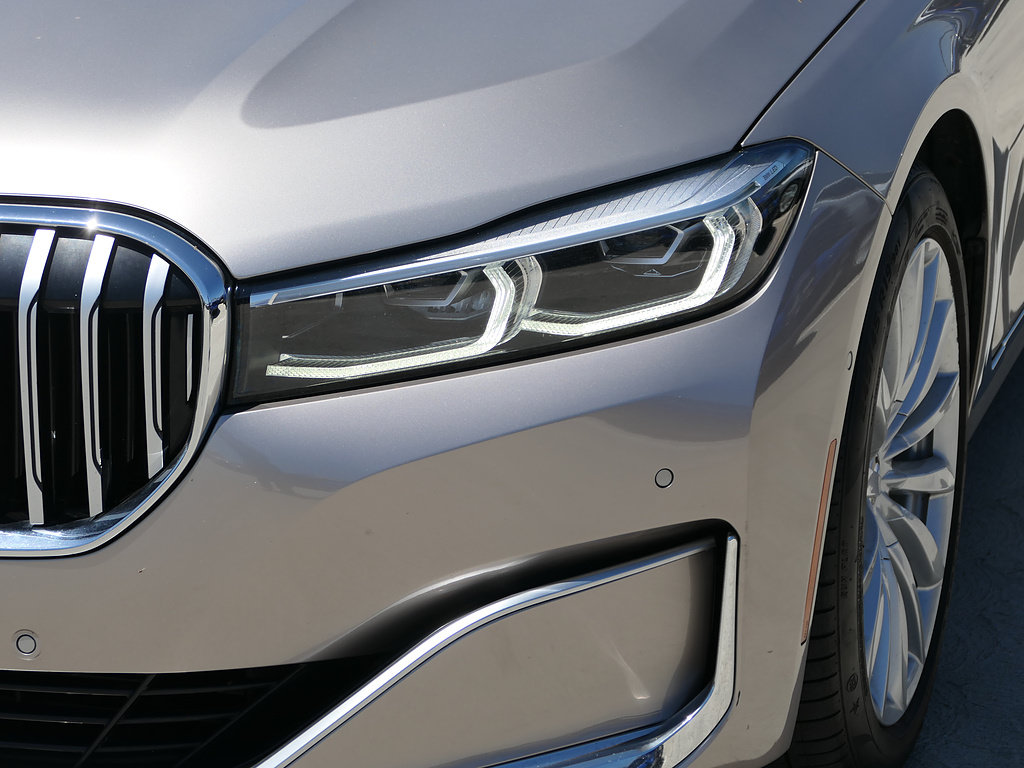 Used 2020 BMW 740i w/ Premium Package RWD image 9