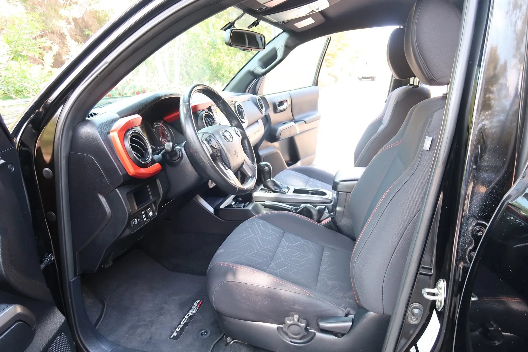 Used 2017 Toyota Tacoma TRD Sport w/ Tow Package (A/T) AWD/4WD image 16