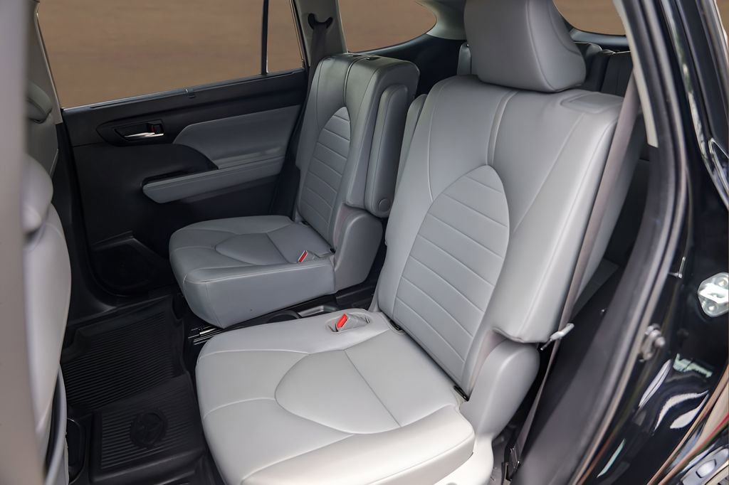 Used 2020 Toyota Highlander XLE AWD/4WD image 23