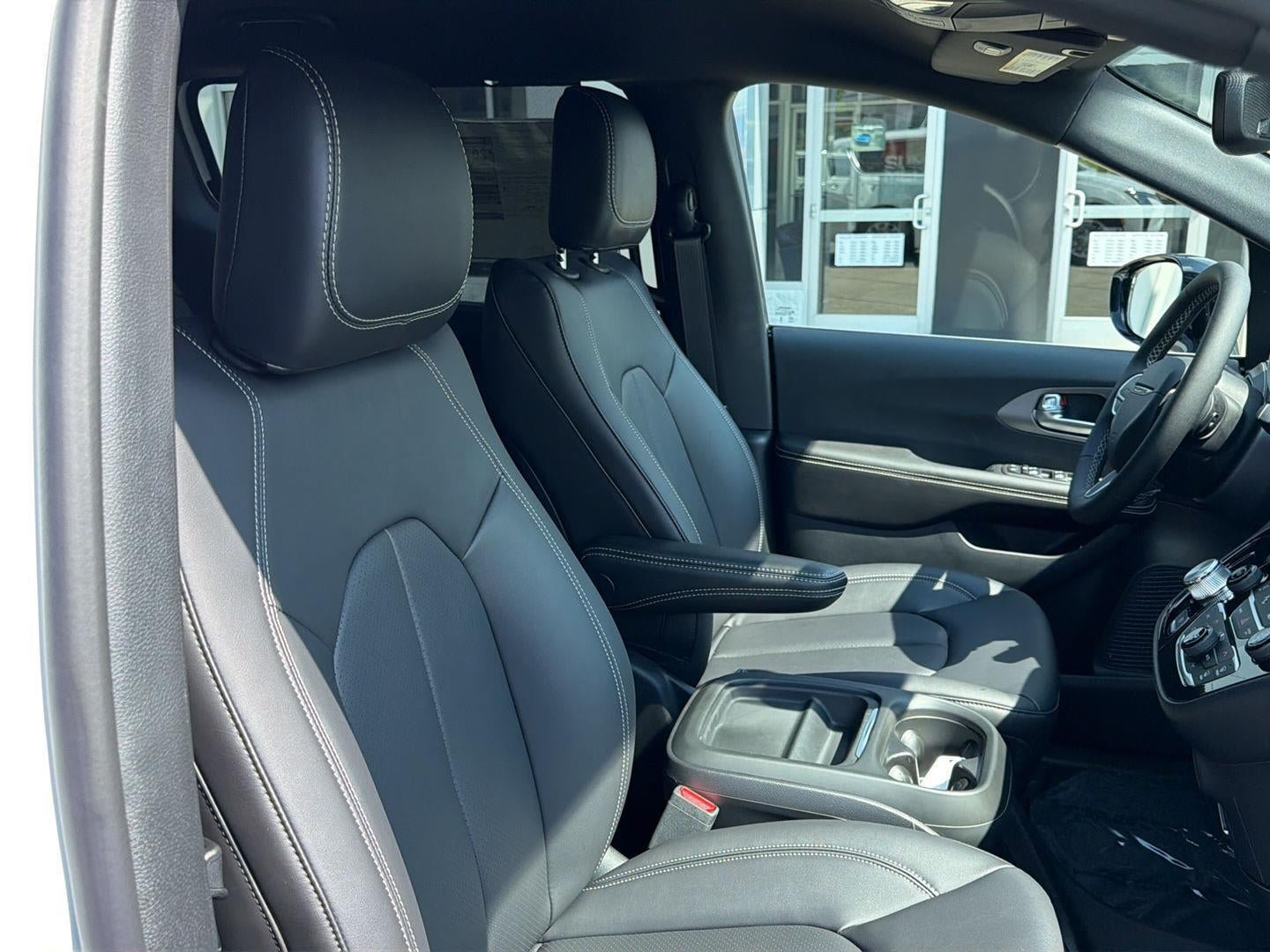 New 2027 Chrysler Pacifica Select AWD/4WD image 4