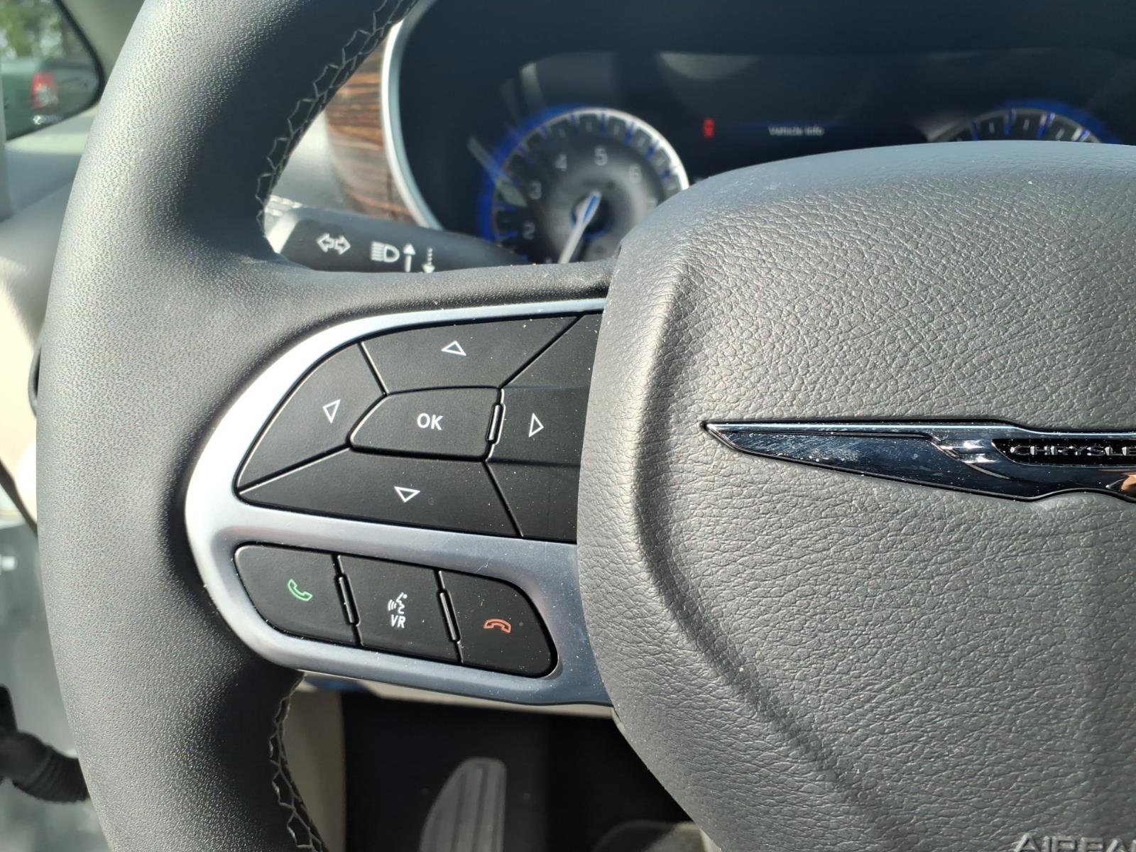 Used 2023 Chrysler Pacifica Limited AWD/4WD image 23