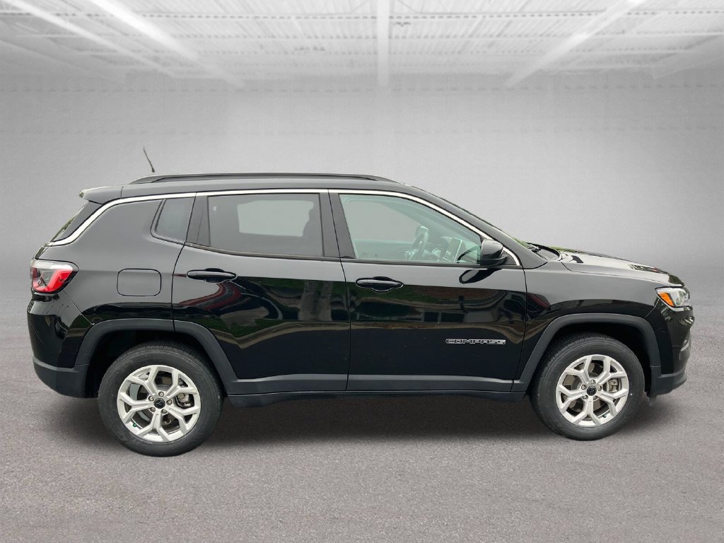 Used 2025 Jeep Compass Latitude w/ Sun & Sound Group AWD/4WD image 7
