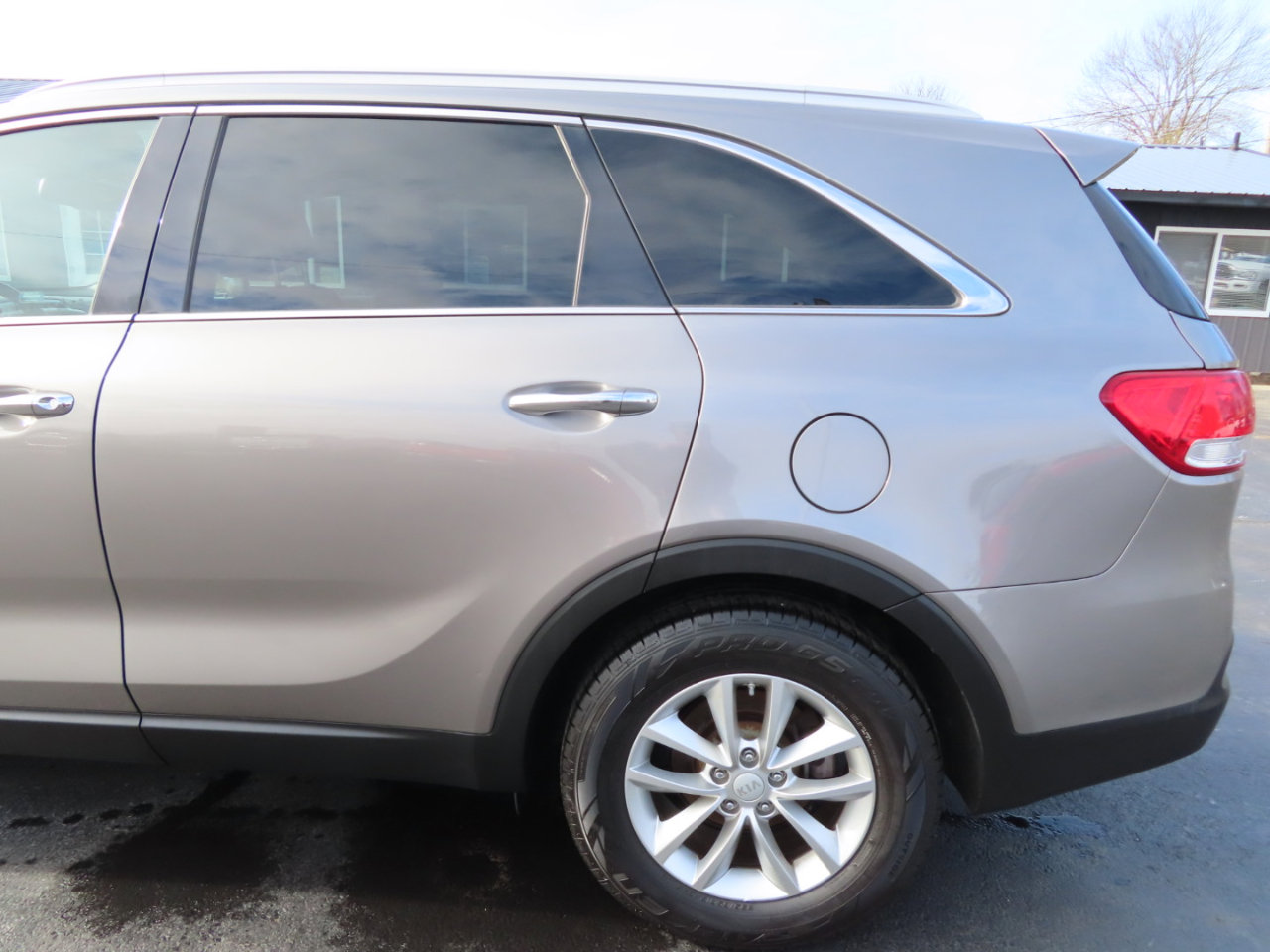 Used 2017 Kia Sorento LX w/ LX Convenience Package image 14