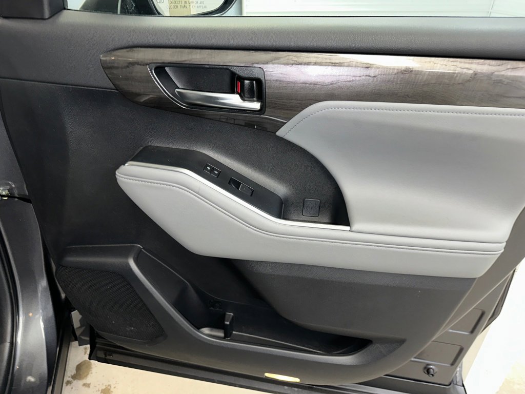 Used 2024 Toyota Highlander Platinum image 35