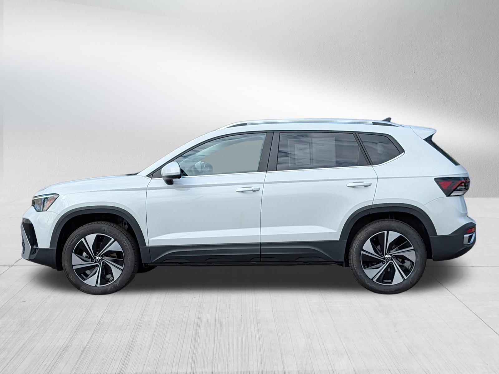 Used 2025 Volkswagen Taos SE w/ Panoramic Sunroof Package AWD/4WD image 4