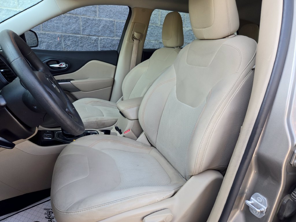 Used 2019 Jeep Cherokee Latitude w/ Popular Appearance Group FWD image 12