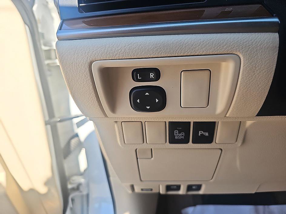 Used 2015 Lexus ES 300h w/ Navigation System Package FWD image 13