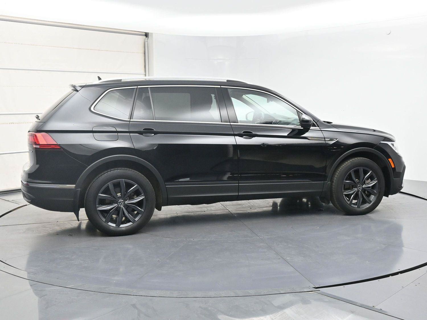 Used 2022 Volkswagen Tiguan SE w/ Panoramic Sunroof Package AWD/4WD image 25