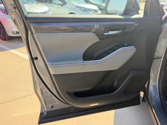 New 2026 Toyota Highlander Limited AWD/4WD image 8