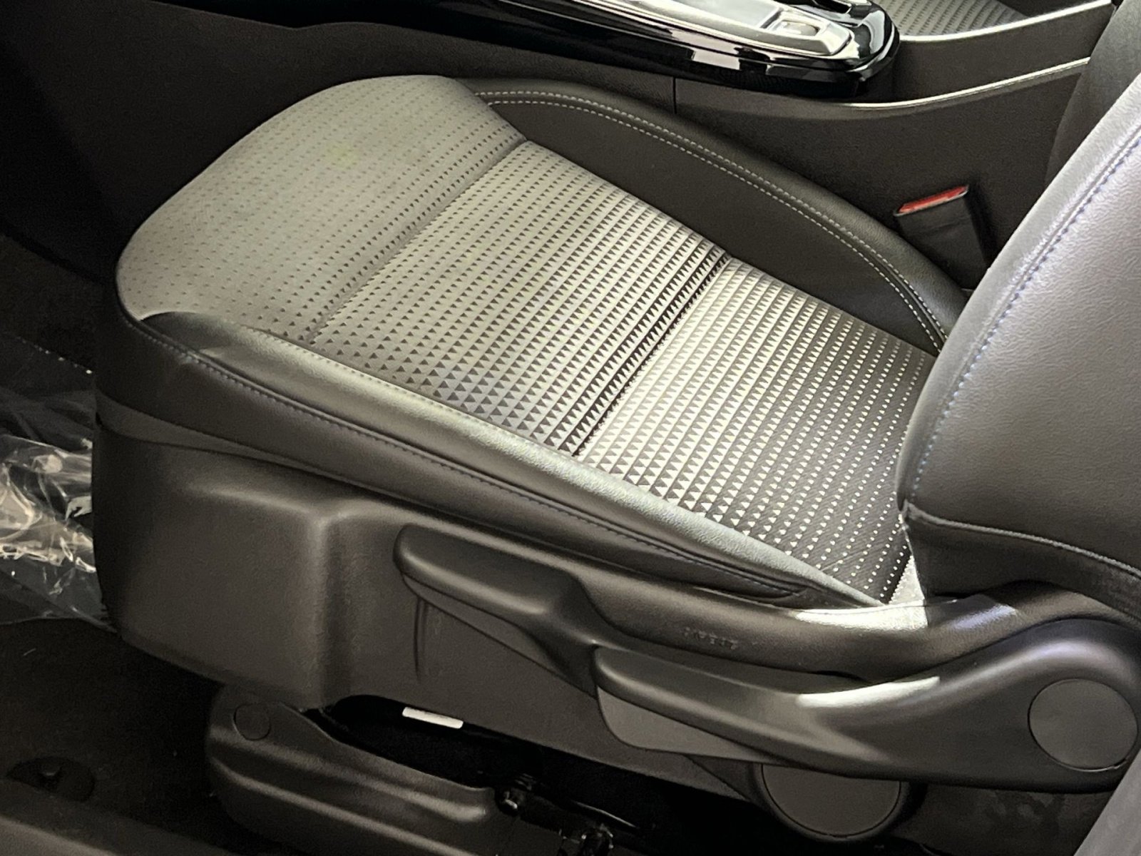 Used 2025 Chevrolet Trax LT image 12