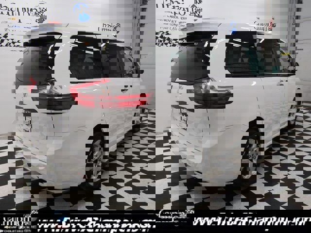 Used 2020 Toyota Sienna L image 9