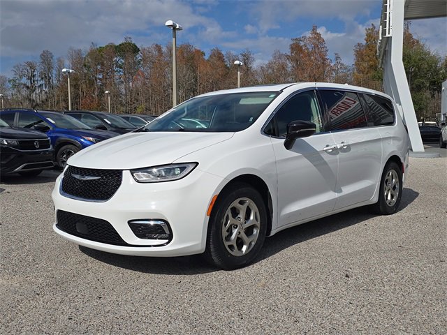 Used 2024 Chrysler Pacifica Limited image 4