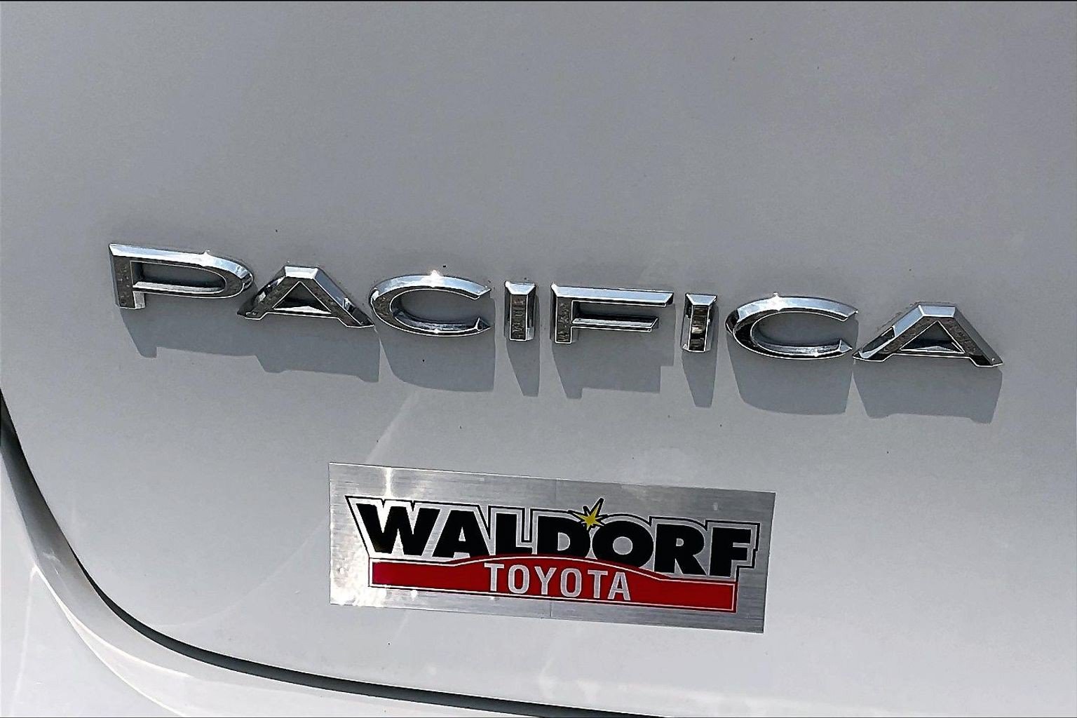 Used 2024 Chrysler Pacifica Touring-L FWD image 10