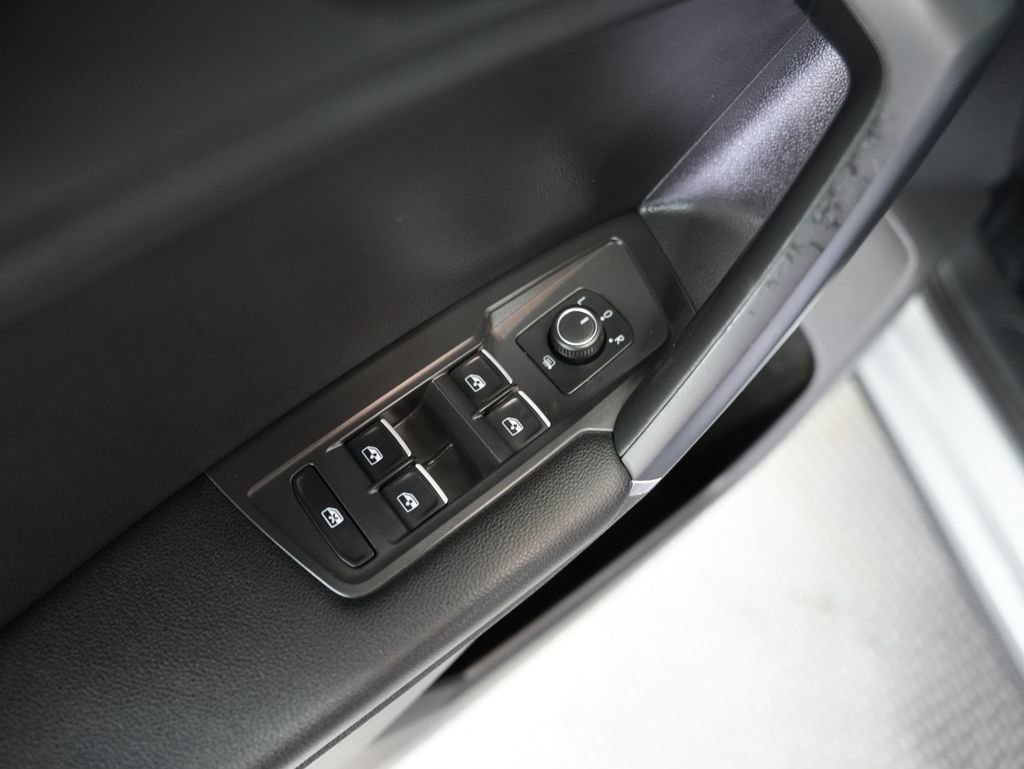 Used 2020 Volkswagen Tiguan SE FWD image 19