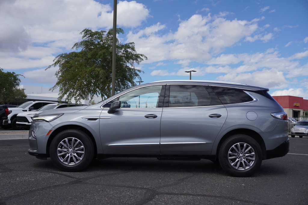 Used 2023 Buick Enclave Essence FWD image 2