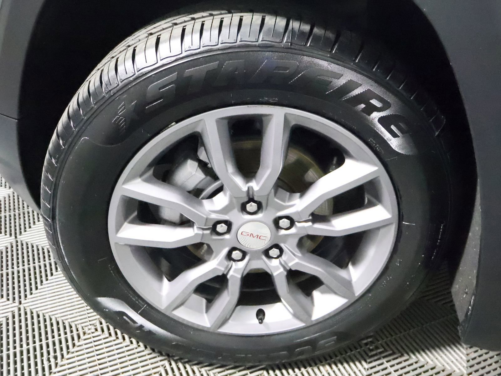 Used 2024 GMC Terrain SLT image 23