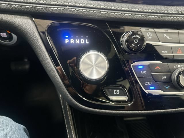 Used 2025 Chrysler Pacifica Limited FWD image 23