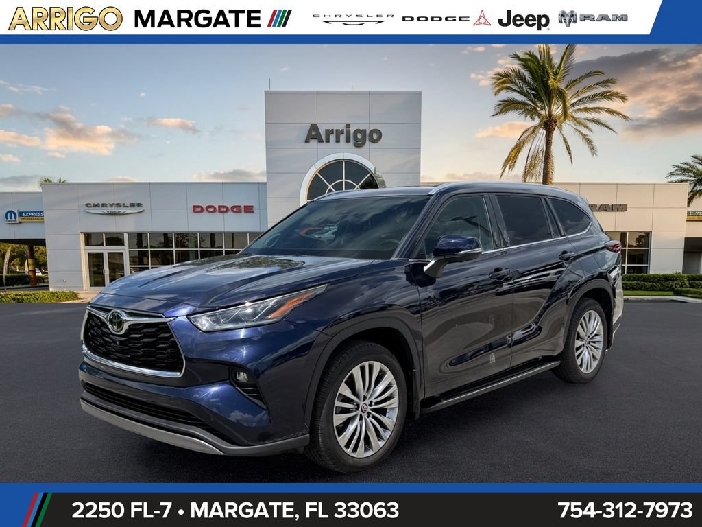 Used 2024 Toyota Highlander Platinum FWD image 3