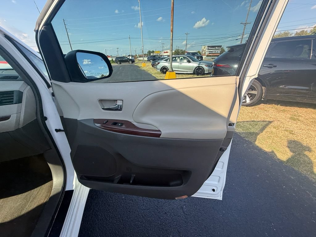 Used 2014 Toyota Sienna XLE FWD image 22