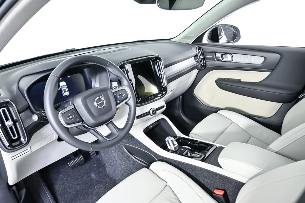 New 2026 Volvo XC40 B5 Ultra w/ Protection Package Premier image 4