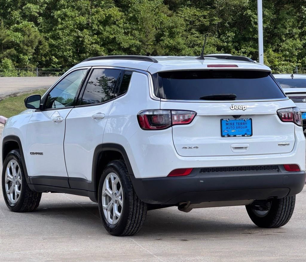 Used 2024 Jeep Compass Latitude image 11