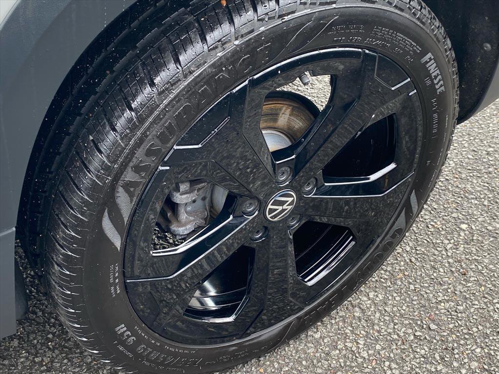 Used 2025 Volkswagen Taos SE image 23